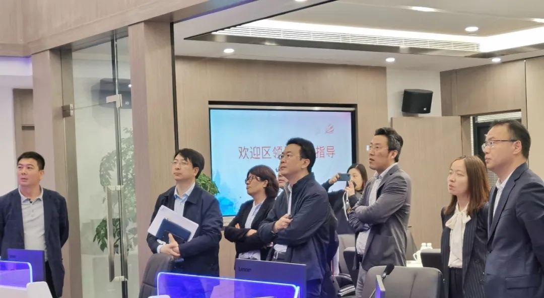 宝山区区委常委、副区长王益群调研普适导航智慧环保平台(图2) 宝山区区委常委、副区长王益群调研普适导航智慧环保平台(图2)