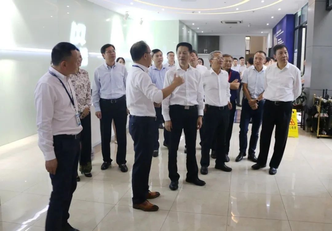 领导关怀 | 上海市市委常委、副市长吴清一行莅临普适导航调研(图1) 领导关怀 | 上海市市委常委、副市长吴清一行莅临普适导航调研(图1)