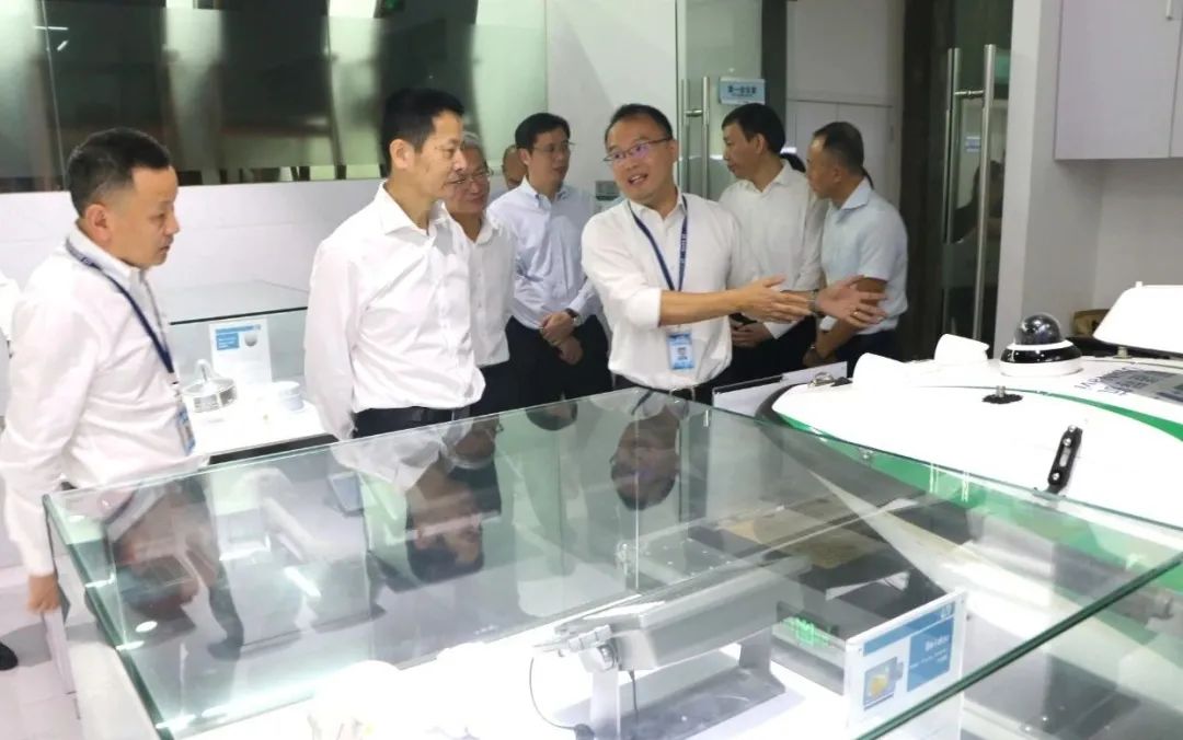 领导关怀 | 上海市市委常委、副市长吴清一行莅临普适导航调研(图2) 领导关怀 | 上海市市委常委、副市长吴清一行莅临普适导航调研(图2)