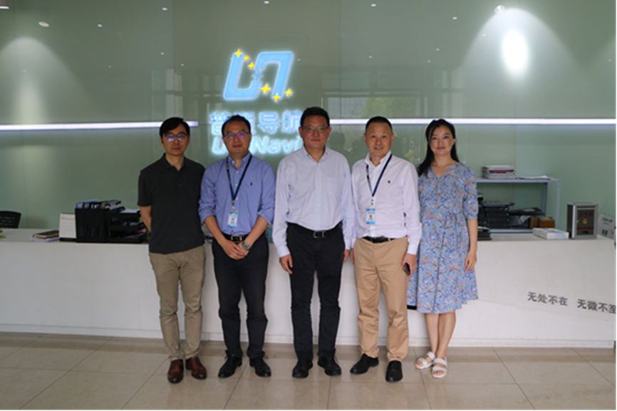 上海市经信委吕鸣副主任一行莅临普适导航调研(图3) 上海市经信委吕鸣副主任一行莅临普适导航调研(图3)