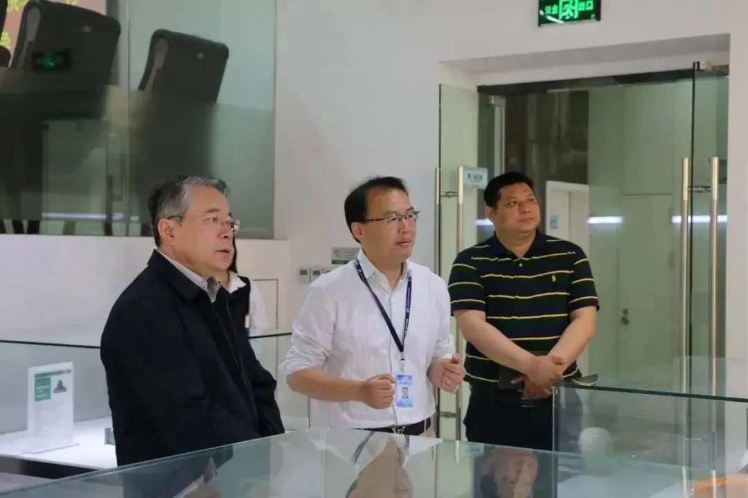 上海市闵行区政协主席祝学军一行莅临普适导航调研(图2) 上海市闵行区政协主席祝学军一行莅临普适导航调研(图2)