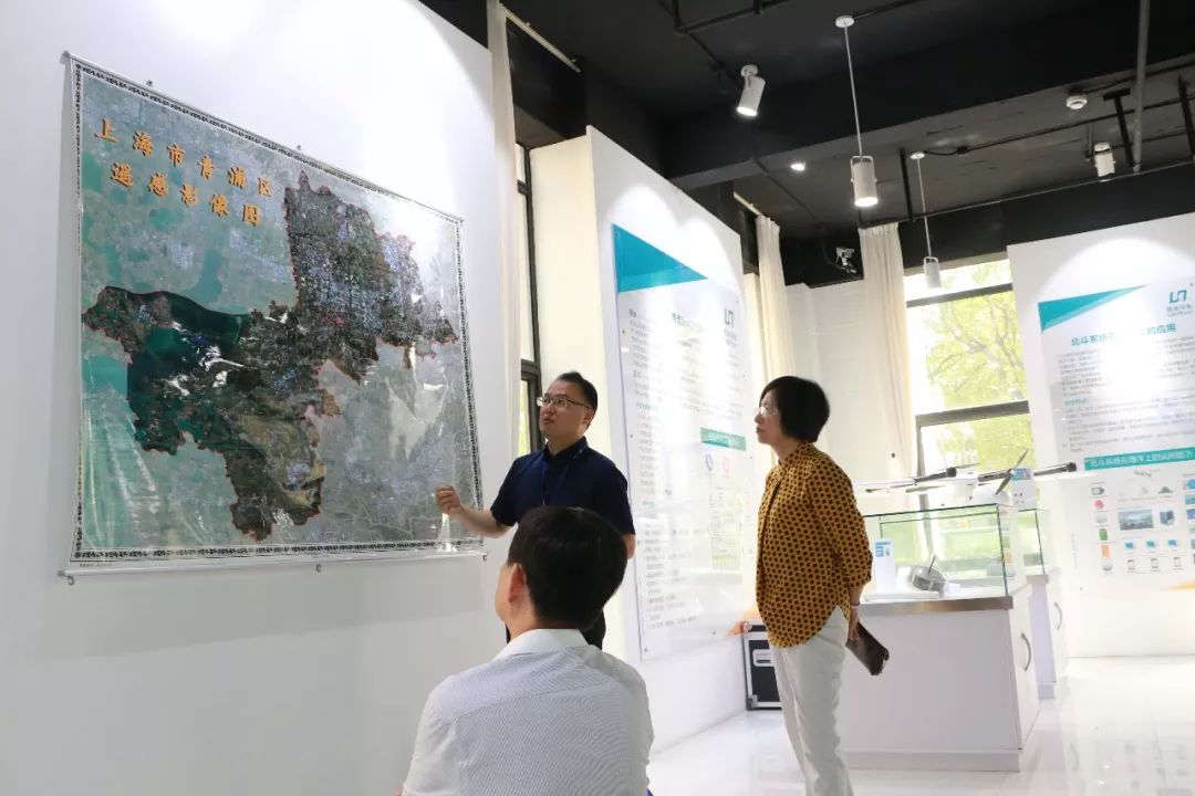 上海市青浦区政协主席李华桂一行莅临普适导航调研(图2)