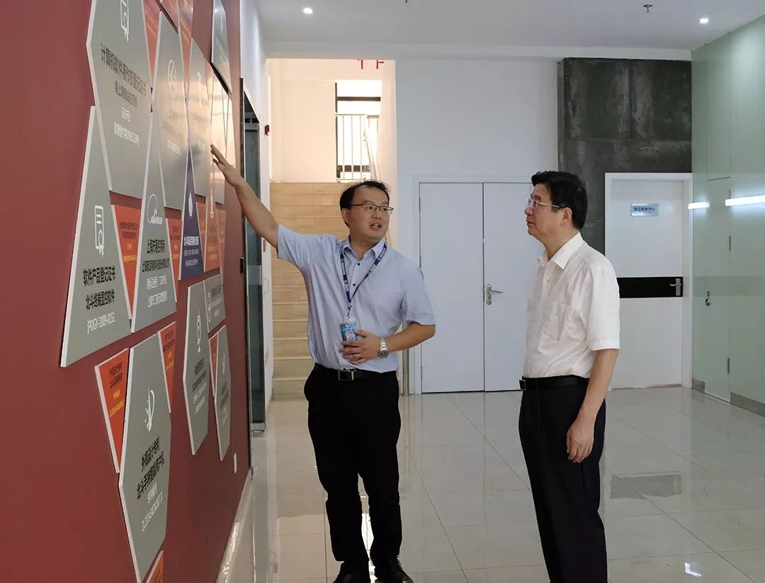 宁波市经信委党委书记、主任陈炳荣一行到普适导航调研(图1) 宁波市经信委党委书记、主任陈炳荣一行到普适导航调研(图1)