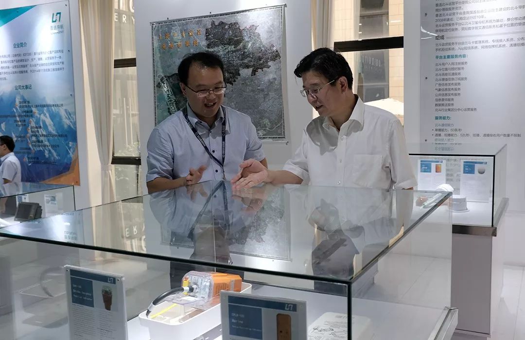 宁波市经信委党委书记、主任陈炳荣一行到普适导航调研(图2) 宁波市经信委党委书记、主任陈炳荣一行到普适导航调研(图2)