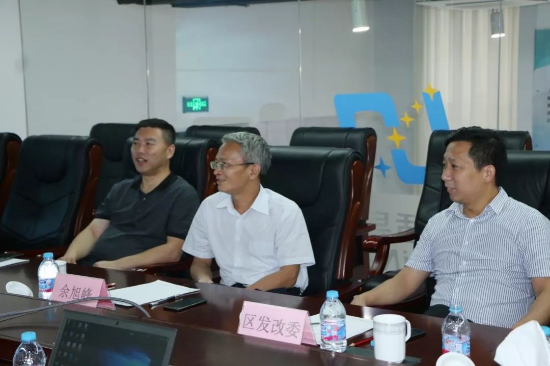 青浦区委常委、副区长余旭峰到普适导航调研(图1) 青浦区委常委、副区长余旭峰到普适导航调研(图1)